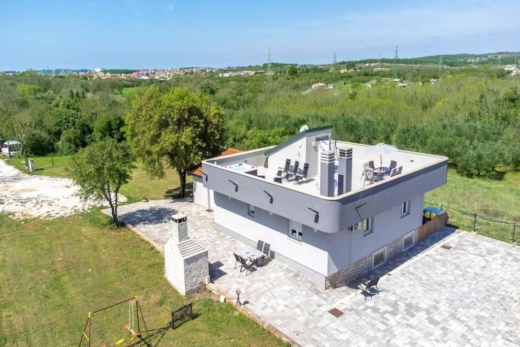 Ivana Mit Jacuzzi In Pula,istrien *